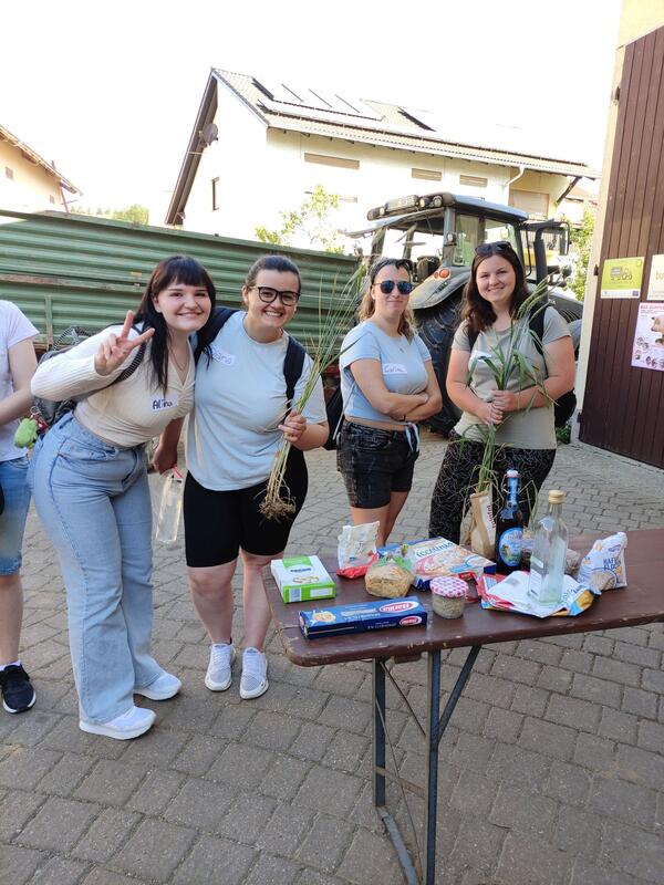 Auszubildende erhielten Einblick in landwirtschaftliche Betriebsabl�ufe: Wie eng Hauswirtschaft und Landwirtschaft verbunden sind, wurde anhand eines Pflanzen-Produkt-Memories verdeutlicht. 