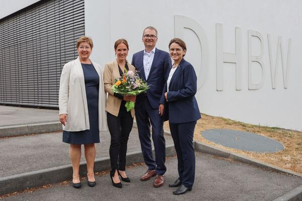 Mosbacher Rektorin Gabi Jeck-Schlottmann, neu gew�hlte Campusleiterin Kim Tina Linsenmayer, Hochschulratsvorsitzender Ralf Sturm (ebm papst) und DHBW-Pr�sidentin Martina Kl�rle durften sich �ber das Wahlergebnis freuen (v.l.n.r.).