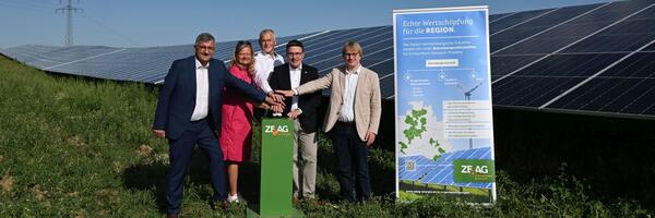 Harald Endre, Geschftsfhrer der ZEAG Erneuerbare Energien GmbH (von links), Brgermeisterin Anette Schmidt, Stadt Tauberbischofsheim, Franc Schtz, Vorstand der ZEAG Energie AG, Landrat Christoph Schauder und Tobias Wurm, Geschftsfhrer Energieagentur Main-Tauber-Kreis GmbH drcken symbolisch den Startknopf fr die Photovoltaik-Freiflchenanlage auf der ehemaligen Erddeponie Fichtengrund in Tauberbischofsheim.