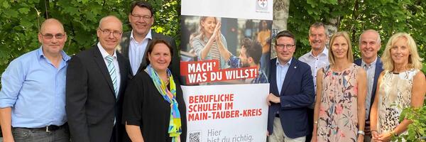 Manfred Breuer, Schulleiter des Beruflichen Schulzentrums Wertheim (von links), Peter Whrle, Schulleiter Gewerbliche Schule Bad Mergentheim, Volker Stephan, Schulleiter Kaufmnnische Schule Bad Mergentheim, Ministerin Theresa Schopper, Landrat Christoph Schauder, Hermann Ruppert, Schulleiter Gewerbliche Schule Tauberbischofsheim, Anke Mund, Schulleiterin Berufliche Schule fr Ernhrung, Pflege und Erziehung Bad Mergentheim, Robert Dambach, Schulleiter Kaufmnnische Schule Tauberbischofsheim und Dezernentin Ursula Mhleck tauschten sich ber die aktuellen Herausforderungen des Schulalltags aus.