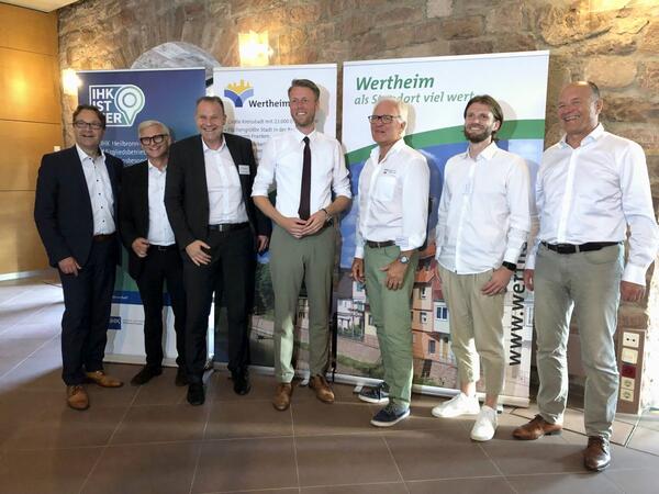 Die Gastgeber und Referenten des Unternehmergespr�chs (von links): Wirtschaftsf�rderer J�rgen Strahlheim, Stefan G�lz (IHK), Thomas Beier (Stadtwerke Wertheim), OB Herrera Torrez, Prof. Dr. Manfred Norbert Fisch (Steinbeis), Sven Dietterle (EGS-Plan) und Werner Spec (H2 Main-Tauber).
