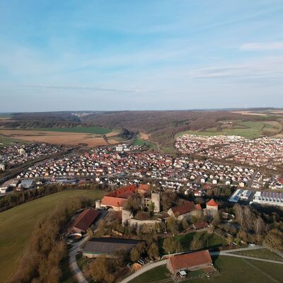 Blick aus der Vogelperspektive ber die Burg Neuhaus und Igersheim