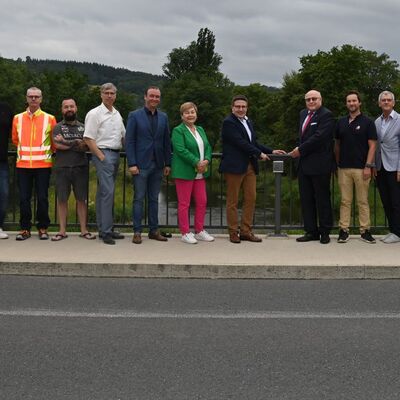 Bauoberleiter des Stra�enbauamtes Reinhold Ernst, Steffen Boller (Boller-Bau), Stra�enbauamtsleiter Markus Metz, Marco Model, Karl Kuhn, Andreas Lehr (Ortschaftsr�te von Markelsheim), Ortsvorsteherin Claudia Kemmer, Landrat Christoph Schauder, Oberb�rgermeister Udo Glatthaar, Sebastian Boller (Boller-Bau), Dezernent Werner R�ger, stellvertretender Stra�enbauamtsleiter Christian Mei�ner und Holger Haug (Leonhardt, Andr� und Partner) freuen sich �ber die Auszeichnung der Tauberbr�cke in Markelsheim.
