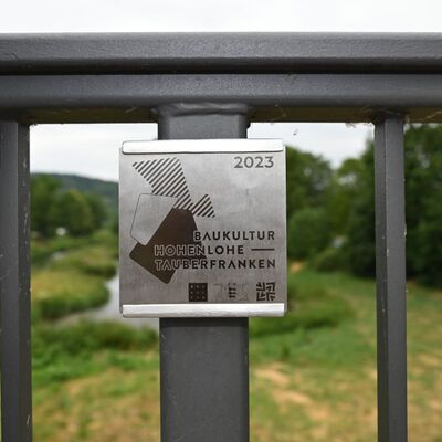 Die Plakette der Baukulturinitiative Hohenlohe-Tauberfranken an der Tauberbr�cke in Markelsheim: Die Br�cke wurde im Fr�hjahr in der Kategorie Infrastrukturma�nahmen ausgezeichnet.