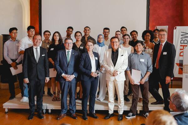 Andreas Lehr, Christoph Schauder, Martina Kl�rle, Wolfgang Reinhart (1. Reihe v.l.n.r.) gratulierten zusammen mit Axel Gerloff (ganz rechts) den 16 frischgebackenen Absolventinnen und Absolventen.