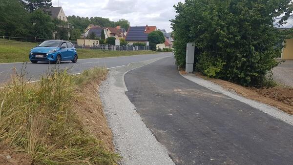Blick auf den Ortseingang von Oberwittighausen: Radfahrerinnen und Radfahrer mssen dank des neuen Radweg-Abschnitts nicht mehr auf die L 511 ausweichen.