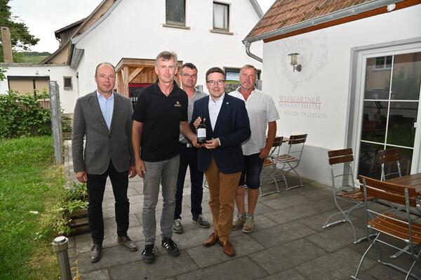 Landwirtschaftsamtsleiter Marcus Khler (von links), Michael Schmitt, Vorstandsvorsitzender der Weingrtner Markelsheim, Jrgen Stilling, Vorstandsvorsitzender des Weinbauvereins Markelsheim, Landrat Christoph Schauder und Thomas Lehr, Beirat des Weinbauvereins Markelsheim, prsentieren die neue 0,75 Liter-Mehrweg-Flasche.