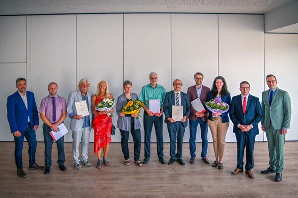 Gemeinsam mit dem Ersten Landesbeamten Florian Busch (r.) und Personaldezernent Torsten Hauck (l.) verabschiedete Landrat Christoph Schauder (2.v.r.) Kreisbauamtsleiter Michael Schulz (Bildmitte), den bisherigen Leiter des Kommunal- und Rechnungsprfungsamtes (KRPA) Michael Haas (5.v.r.) sowie den Personalratsvorsitzenden Peter Ebert (3.v.l.). Auf Michael Schulz folgt im Kreisbauamt Verena Ernst (nicht im Bild), die Amtsleitung im KRPA bernimmt Andreas Dohn (4.v.r.). Neuer Personalratsvorsitzender ist Holger Ebert (2.v.l.).