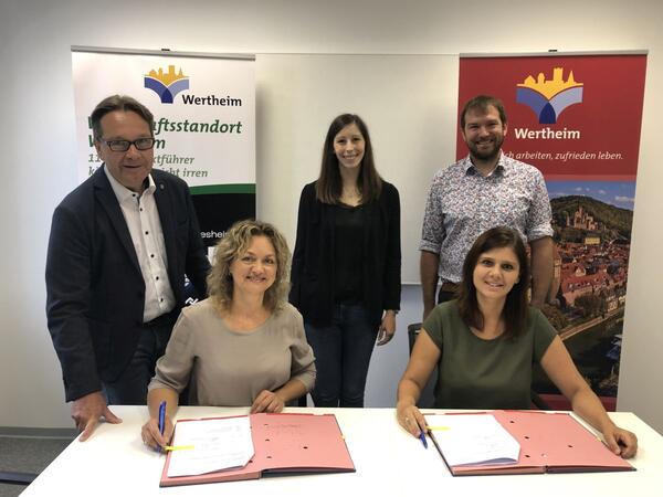 Der Vertrag f�r die Einrichtung eines Dorfladens in Reicholzheim ist unterzeichnet. Melissa Mayer (sitzend rechts) wird ihn leiten.