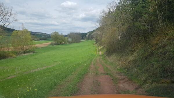 Ein Feldweg in der Nhe der Kreisstrae 2819: Hier wird auf einer Lnge von circa 1,3 Kilometern ein kombinierter Rad- und Wirtschaftsweg zwischen Werbach und der Landesgrenze zu Bayern entstehen.