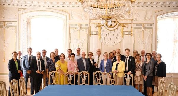 Beim Treffen mit der Landesregierung hatten OB Udo Glatthaar (4.v.r.), DHBW-Prsidentin Prof. Dr. Martina Klrle (li.), der Beiratsvorsitzende des DHBW-Campus Bad Mergentheim, Dr. Manfred Wittenstein (2.v.l.), und Landrat Christoph Schauder (nicht im Bild) vor Ort die Gelegenheit, ihr Anliegen Ministerprsident Winfried Kretschmann (Mitte) und seinem Kabinett vorzustellen.