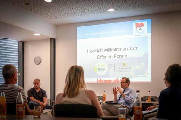 Regionalmanager Stefan Fiedler (links) und Erster Landesbeamter Florian Busch (rechts) beim Offenen Forum 2023: Das Regionalmanagement gab interessante Einblicke in die Arbeit der Bio-Musterregion Main-Tauber-Kreis. 