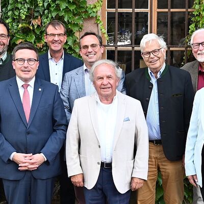 Der neu gew�hlte Vorstand des Freundeskreis Kloster Bronnbach e.V.: Beisitzer Prof. Dr. Gerhard Sextl (von links), Beisitzer und Oberb�rgermeister a.D. Stefan Mikulicz, Kassenpr�fer Christoph Ebers, der ehemalige Erste Vorsitzende, Landrat Christoph Schauder, Schatzmeister Peter Vogel, Kassenpr�fer Torsten Englert, Erster Vorsitzender und Landrat a.D. Georg Denzer, Beisitzer Walter Kurz, Beisitzer Dr. J�rg Paczkowski, Beisitzerin Gabriela K�nig, Zweiter Vorsitzender Klaus Wunderlich, Schriftf�hrer Michael Grethe. Auf dem Foto fehlt Beisitzer Dr. Manfred Wittenstein.