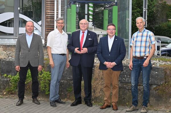 Landwirtschaftsamtsleiter Marcus Khler, Karl Kuhn, Oberbrgermeister Udo Glatthaar, Landrat Christoph Schauder und Andreas Kuhn vor der alten Turbine der Tauberenergie Kuhn in Markelsheim: Die Brder Karl und Andreas Kuhn betreiben die Taubermhle und die Tauberenergie und legen dabei groen Wert auf Nachhaltigkeit und Regionalitt.