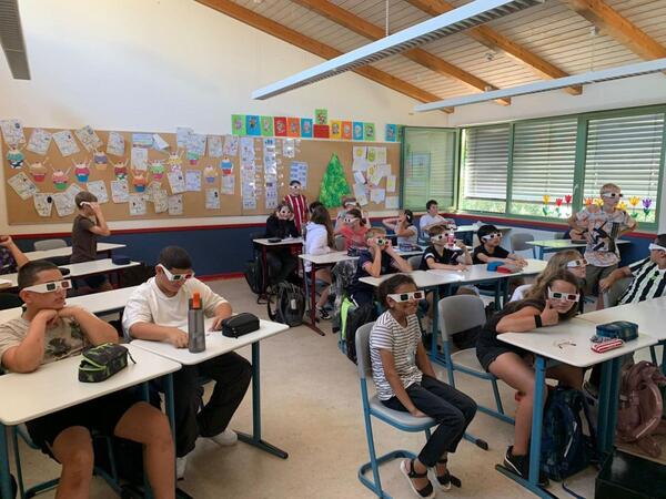 Das Foto zeigt Schülerinnen und Schüler mit Rot-Grün-Brillen: Durch die Vorbereitung im Unterricht wurden die Kinder auf die "Aktionswoche Geodäsie" eingestimmt.