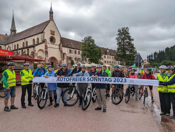 Pnktlich um 10 Uhr erklrte Landrat Christoph Schauder den Autofreien Sonntag fr erffnet: Trotz Regen herrschte gute Stimmung auf der Strecke zwischen Tauberbischofsheim und Freudenberg.