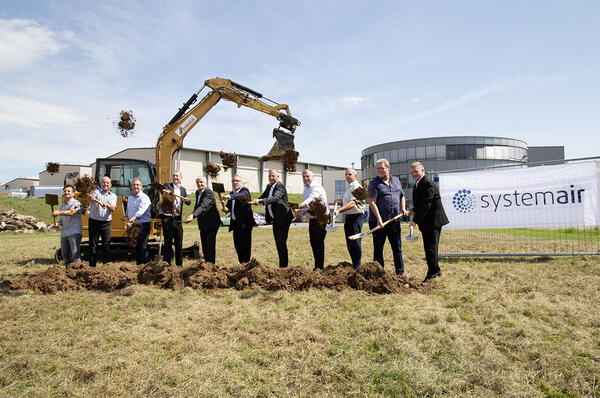 Gerd Dietz (Bereichsleiter Schl�sselfertigbau Baugruppe Stauch), Ralf Ehrler (Architekt Baugruppe Stauch), Peter D�rzbacher (Bereichsleiter Betrieb / Projektleiter Hallenneubau Systemair GmbH), Anders Ulff (CFO Systemair), Kurt Maurer (Gesch�ftsf�hrer Systemair GmbH), Roland Kasper (CEO Systemair), Stefan Fischer (Gesch�ftsf�hrer Systemair GmbH), Peter L�ffler (B�rgermeisterstellvertreter Boxberg), Roland Schneider (Ortsvorsteher Windischbuch), Roland Stang (Stadtrat Boxberg) und Torsten Bornschein (Betriebsratsvorsitzender Systemair GmbH) (v. l. n. r.) symbolisieren mit dem traditionellen Spatenstichfoto den Startschuss f�r den Bau der neuen Halle.