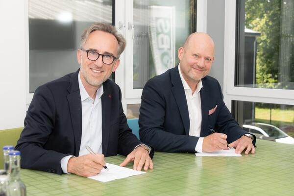 Thomas Kraus (links), Vorstand Vertrieb der Wirthwein SE und Matthias Reimann, Gesch�ftsf�hrer der �BS GmbH besiegeln den "Vertragsh�ndlervertrag" zwischen beiden Unternehmen. Die �BS ist in Deutschland damit offizieller Vertriebspartner der neuen Generation der Wirthwein Kabelkan�le, die mit einer umfangreichen Zubeh�rpalette unter dem Produktnamen "Cable Duct" vermarktet werden.
