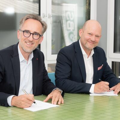 Bild vergr&ouml;&szlig;ern: Das Bild zeigt Thomas Kraus, Vorstand Vertrieb der Wirthwein SE und Matthias Reimann, Geschäftsführer der ÖBS GmbH. Sie  besiegeln den "Vertragshändlervertrag" zwischen beiden Unternehmen. Die ÖBS ist in Deutschland damit offizieller Vertriebspartner der neuen Generation der Wirthwein Kabelkanäle, die mit einer umfangreichen Zubehörpalette unter dem Produktnamen »Cable Duct« vermarktet werden.