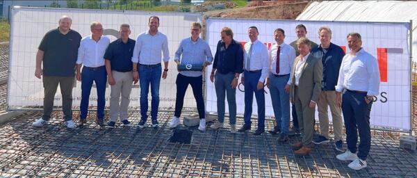 Das Bild zeigt Teilnehmende bei der Grundsteinlegung in Wertheim (v.l.n.r.) Dennis Czerwanski (HomE), Michael Luft (APM AG),  Alfred Hei� (HomE), Jens Heller (APM AG), Christian 
Herold (APM AG), Reinhold Walz (Z�blin), Wolfgang Albert (Sparkasse Tauberfranken), J�rgen Farrenkopf (Sparkasse 
Tauberfranken), Tobias Breidenbach (Z�blin), Prof. Dr. Walter Blancke (APM AG),  Christian Jacobs (APM AG), J�rgen 
Ruchti (HomE).