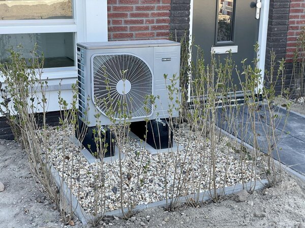 Bild vergr&ouml;&szlig;ern: Das Bild zeigt eine Außenwärmepumpe an einem Haus.