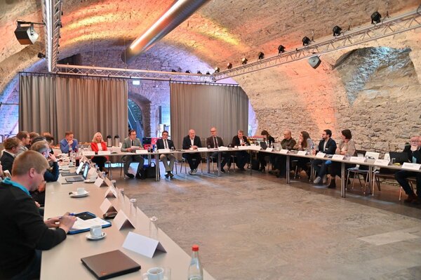 Bild vergr&ouml;&szlig;ern: Das Foto zeigt den Austausch der Delegationen der Landkreise Main-Tauber und Würzburg im Kulturkeller Igersheim.