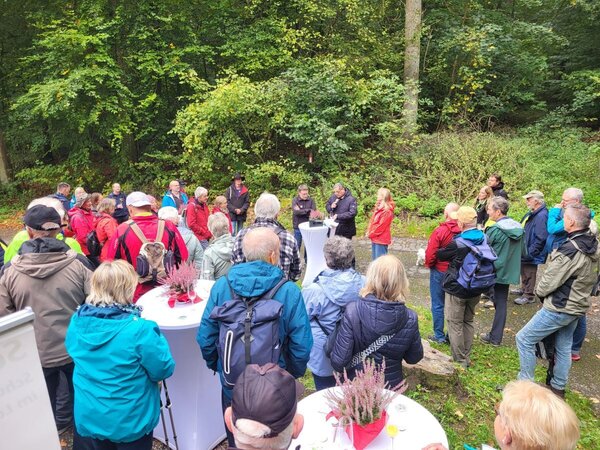 Das Bild zeigt Landrat Christoph Schauder, der Geschäftsführer des Tourismusverbandes, Sven Dell, und Bürgermeisterin Annette Schmidt in der Mitte des Bildes. Diese sind von Wanderbegeisterten umringt. 