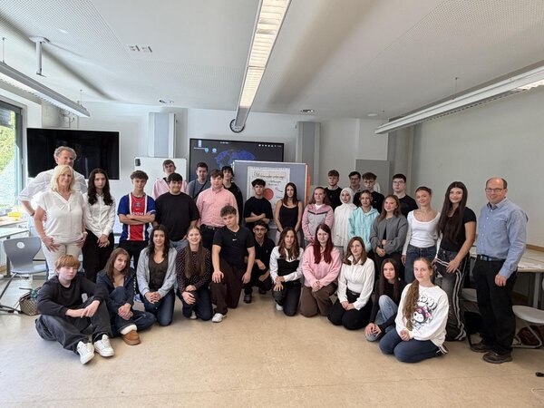 Das Bild zeigt die Schülerinnen und Schüler der Wirtschaftsschule mit Simone Arzt, den Klassenlehrkräften Michael Stark und Dietmar Breitenbacher und Abteilungsleiter Michael Krank aufgestellt in drei Reihen.