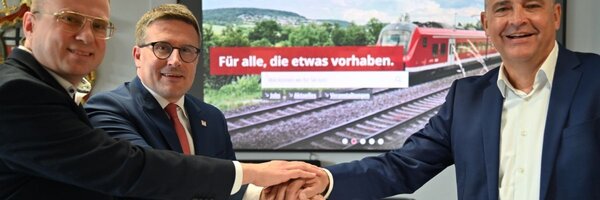 Das Bild zeigt Pressesprecher Markus Moll, Landrat Christoph Schauder und Torsten Hauck, die gemeinsam auf einen roten Knopf drücken