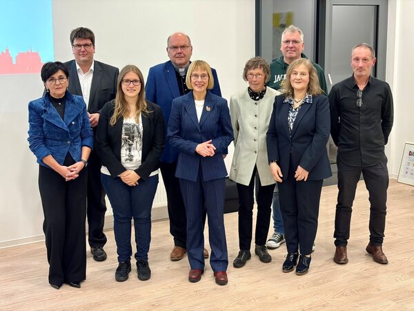 Das Foto zeigt Georgitta Szabo (Volkshochschule Wertheim), Matthias Strack (Volkshochschule Bad Mergentheim), Andrea Rehberger (Landfrauen Main-Tauber-Kreis), Pfarrer Burkhard Keck (Katholische Erwachsenenbildung e.V. im Dekanat Mergentheim), Elisabeth Krug (Dezernentin für Jugend, Soziales und Gesundheit), Hedwig Appel (Bildungszentrum Tauberbischofsheim/ Kreisarbeitsgemeinschaft), Alexander Kirchhoff (Evangelische Erwachsenenbildung Odenwald-Tauber), Christine Schelhaas (Vorsitzende, Leiterin Volkshochschule Mittleres Taubertal e.V), Thomas Staehelin (Verhaltensökonom und Architekt für die Governance künstlicher Intelligenz). 