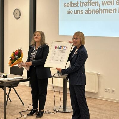 Bild vergr&ouml;&szlig;ern: Das Foto zeigt die Vorsitzende Christine Schelaas und Dezernentin Elisabeth Krug.