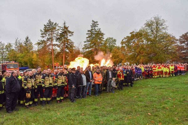 Das Bild zeigt Vertriebs-Geschäftsführer Alexandros Mikros von der Würth Industrie Service und Landrat Christoph Schauder, sowie die Teilnehmer der Übung.