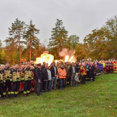 Bild vergr&ouml;&szlig;ern: Das Bild zeigt Vertriebs-Geschäftsführer Alexandros Mikros von der Würth Industrie Service und Landrat Christoph Schauder, sowie die Teilnehmer der Übung.