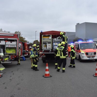 Bild vergr&ouml;&szlig;ern: Das Bild zeigt Rettungs- und Feuerwehrfahrzeuge, sowie Feuerwehrmänner.