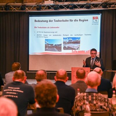 Bild vergr&ouml;&szlig;ern: Das Bild zeigt Landrat Christoph Schauder während einer Präsentation auf der Gründungsversammlung der Interessengemeinschaft Tauberbahn über die Bedeutung der Tauberbahn für die Region.