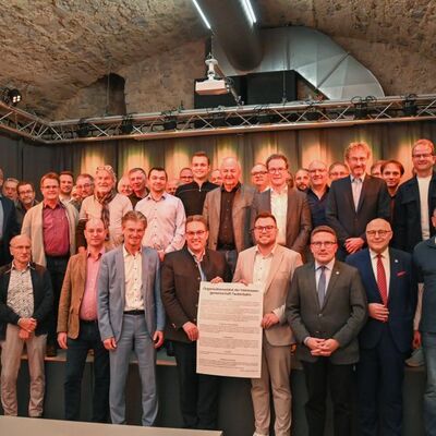 Bild vergr&ouml;&szlig;ern: Das Bild zeigt die verschiedenen Teilnehmer an der Gründungsversammlung der IG Tauberbahn.