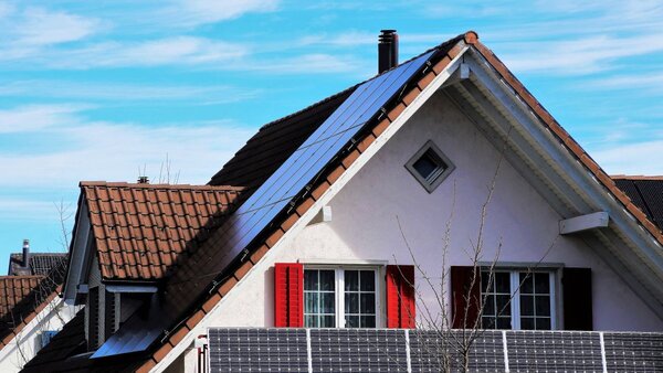 Bild vergr&ouml;&szlig;ern: Das Bild zeigt ein Dach mit Solaranlage.